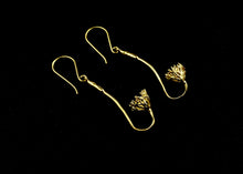 Load image into Gallery viewer, Pennatulacea Earrings
